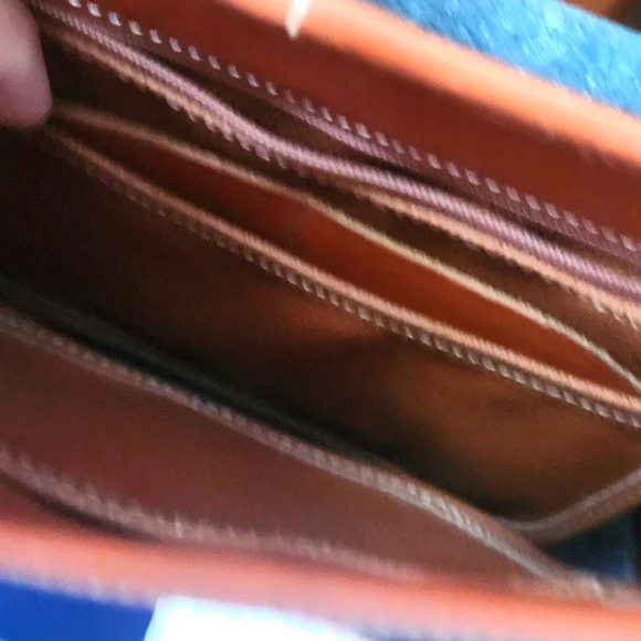 Dooney & Bourke Vintage "Duck" Black and Tan Shoulder Bag - Picture 9 of 10